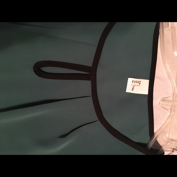 Green blouse trimmed in black - Picture 5 of 5